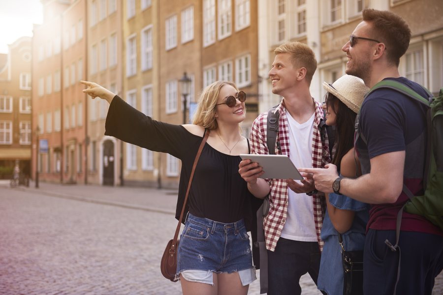 Grupa młodych ludzi zwiedza stare miasto w Europie